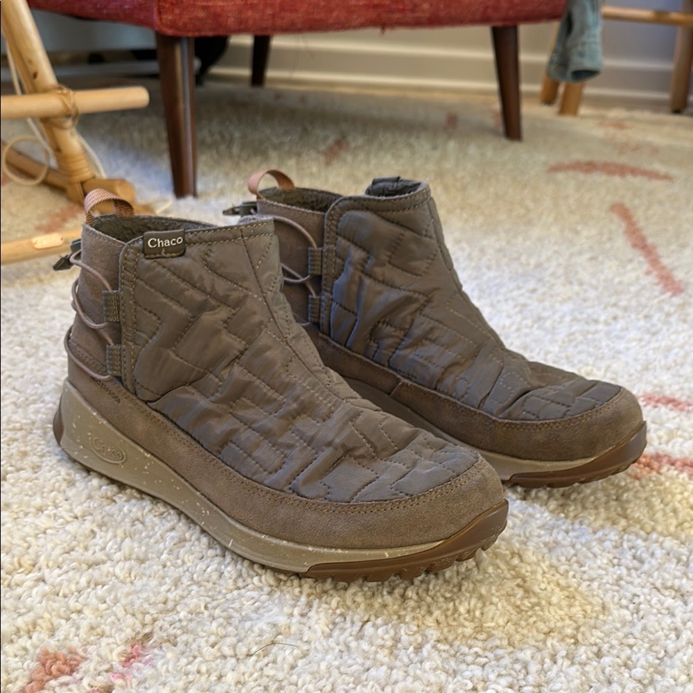 Chaco Women’s Quilted Waterproof Shoes. Size 9. Color: Gray.